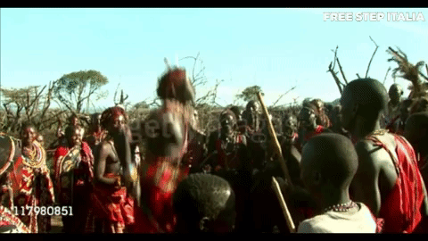 Gli uomini Masai saltano e saltano durante una danza tribale in Africa / Kenya