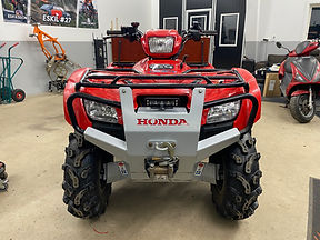 En fyrhjuling i verkstaden hos HSR Herrljunga Släpvagn Reparationer