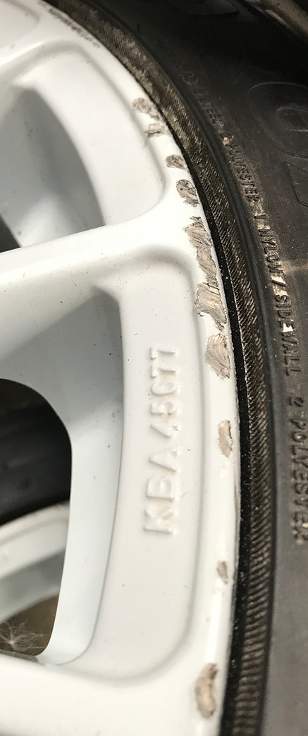 Wheel with Curb Rash | Damaged Alloy wheel refurbishment and repair \ Curb damage repaired