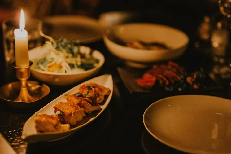 Stimmungvolle Essenaufnahmen von einem Menu-Gang in Golden Phoenix Berlin - Gastronomie Fotografie Berlin; hochwertige Foodfotografie eines exquisiten Menüganges.