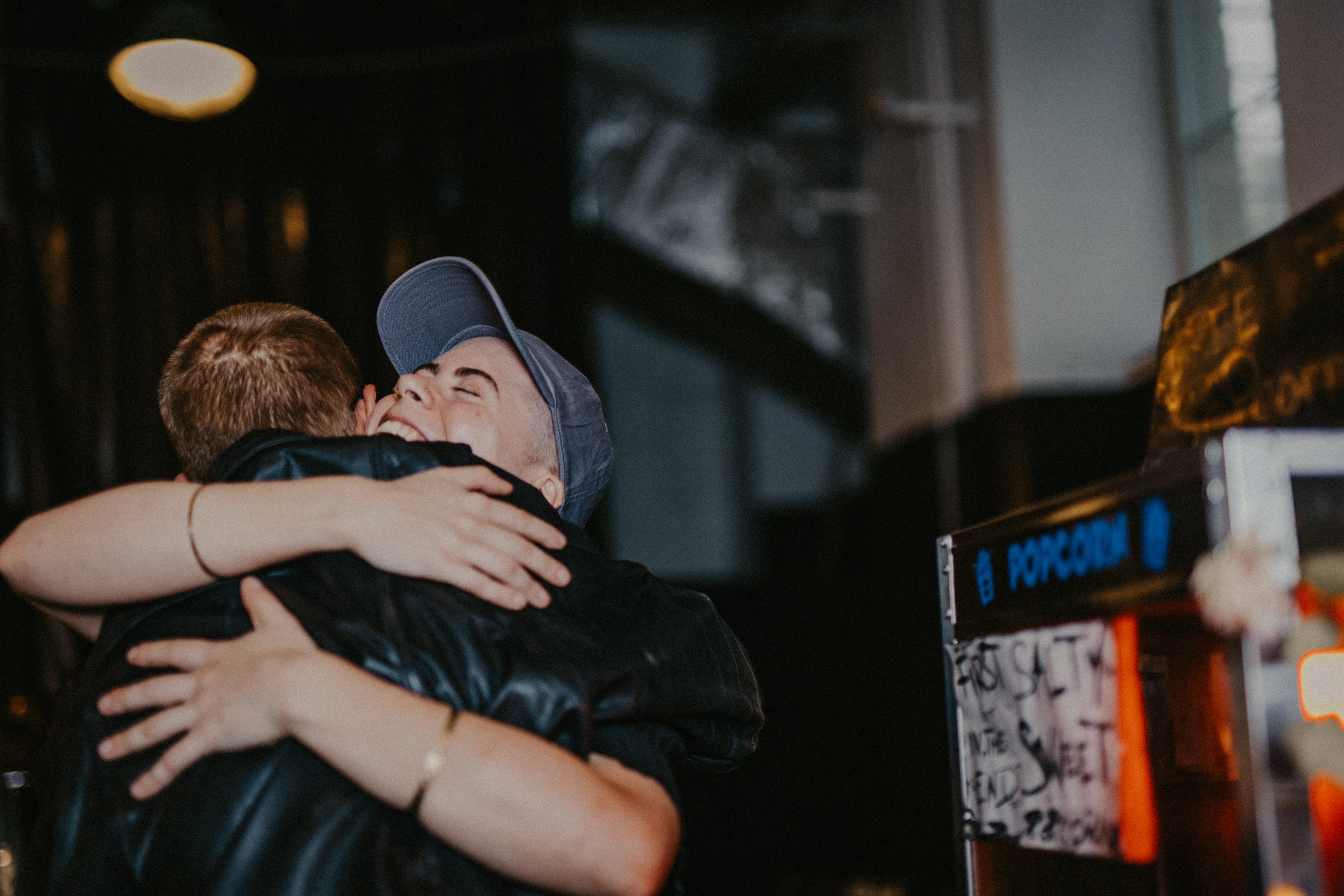 Freunde umarmen sich emotionale Event Fotografie - Emotionale Eventfotografie in Berlin: Freunde umarmen sich bei DNA Art Club Event. Unvergessliche Fotos von Events.