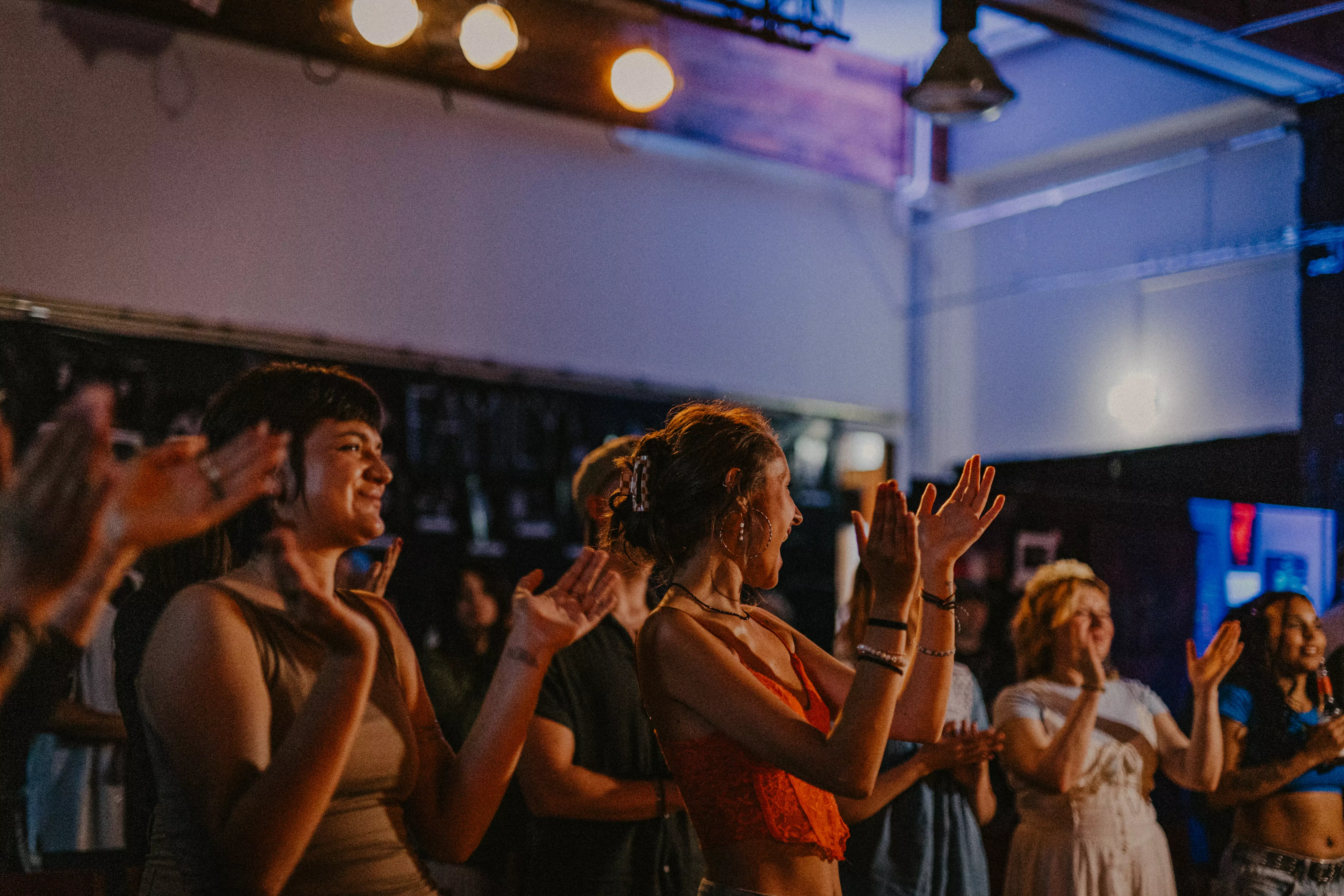 Jubelndes Publikum Event Bilder - Eventfotografie Berlin: Jubelndes Publikum bei DNA Art Club Event. Unvergessliche Eventbilder.