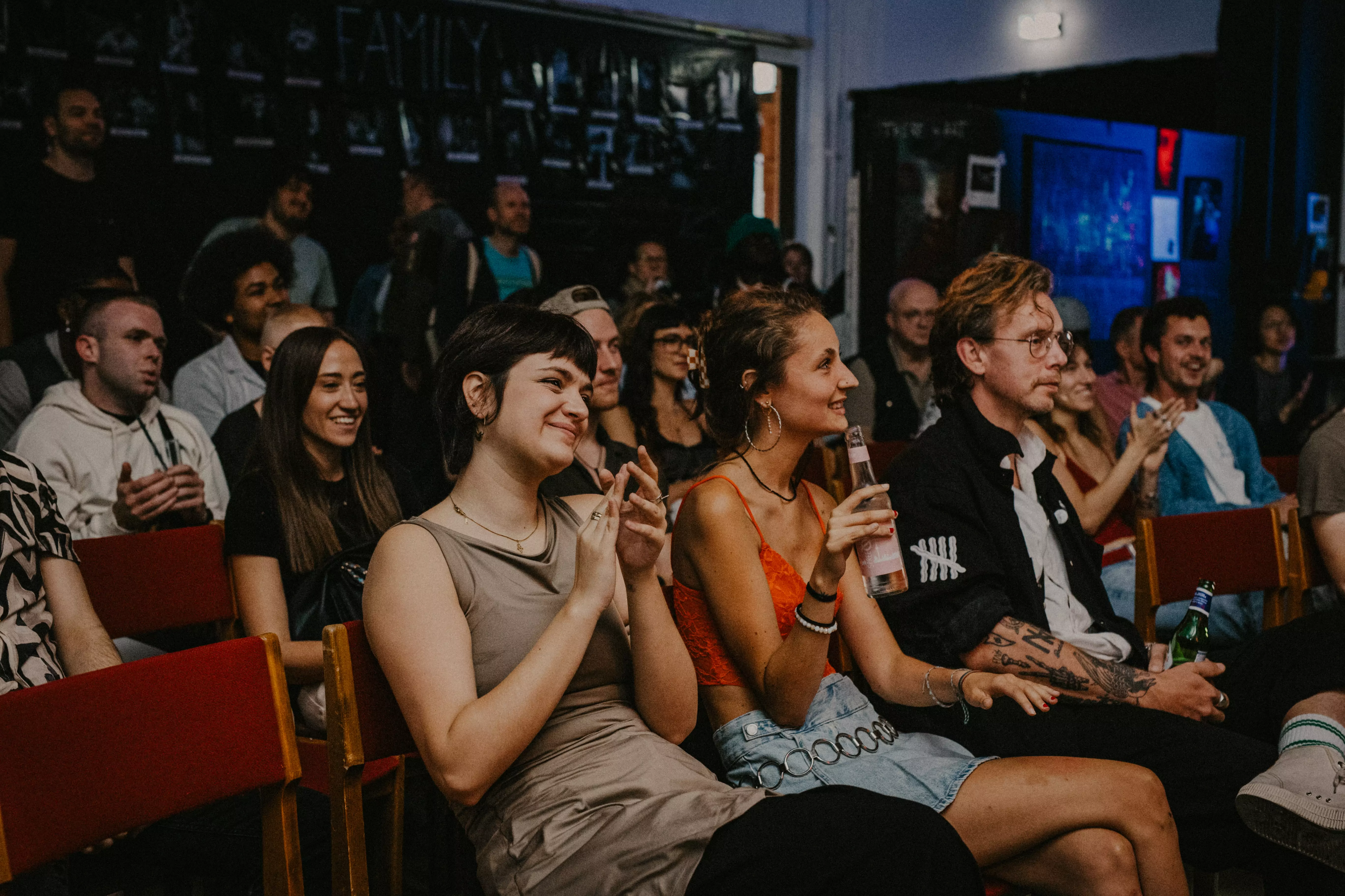 Glückliches Publikum während der DNA Art Club Veranstaltung - Eventfotografie in Berlin: Glückliches Publikum bei DNA Art Club Veranstaltung. Professioneller Eventfotograf Berlin.