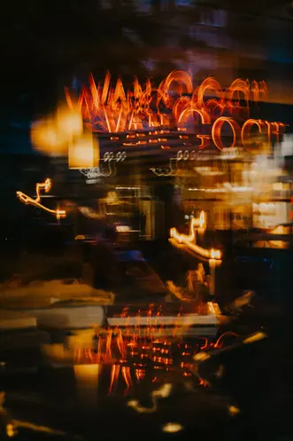 Nachtfotografie Aussenfassade von Van Gogh Pianobar Berlin - Nachtfotografie Berlin; stimmungsvolle Außenaufnahme der beleuchteten Van Gogh Pianobar.