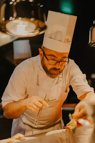 Assia Fusion Küchenfotografie Berlin - Restaurant Fotos Berlin; kunstvolle Darstellung eines Fusionsgerichts.
