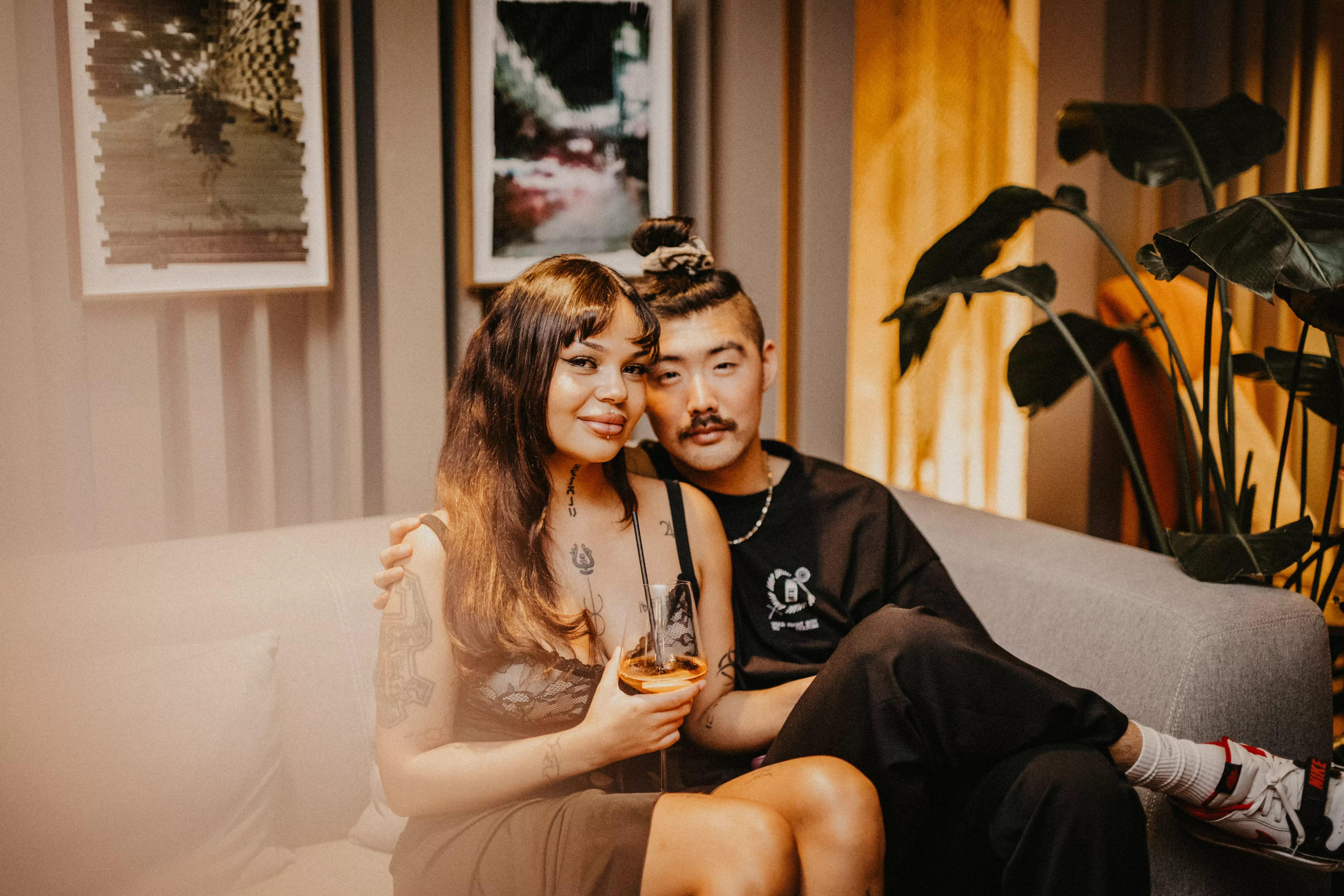 Portrait von glücklichen Gästen während eines DNA Art Club Events in SO Berlin The Stue - Hotelfotografie Berlin: Glückliche Gäste während DNA Art Club Event im SO Berlin The Stue. 