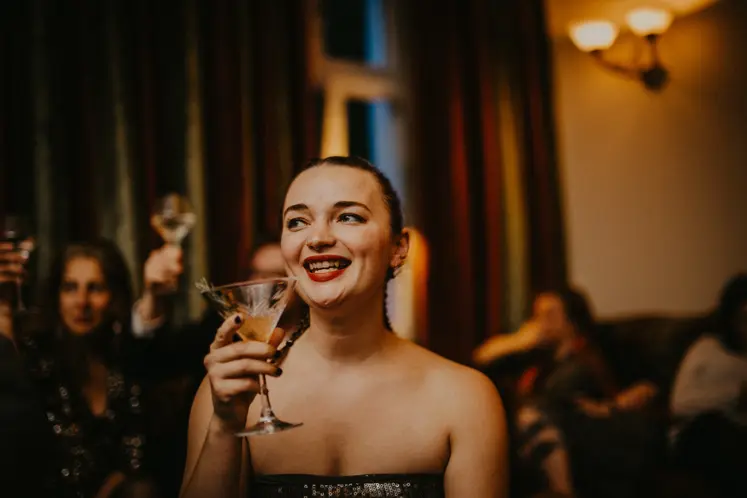 Mayer’s Bar stimmungsvolle Event-Reportage Frau mit dem Glass genießt den Abend - Eventfotografie Berlin; stimmungsvolle Momentaufnahme einer Frau bei einem Event in Mayer’s Bar.