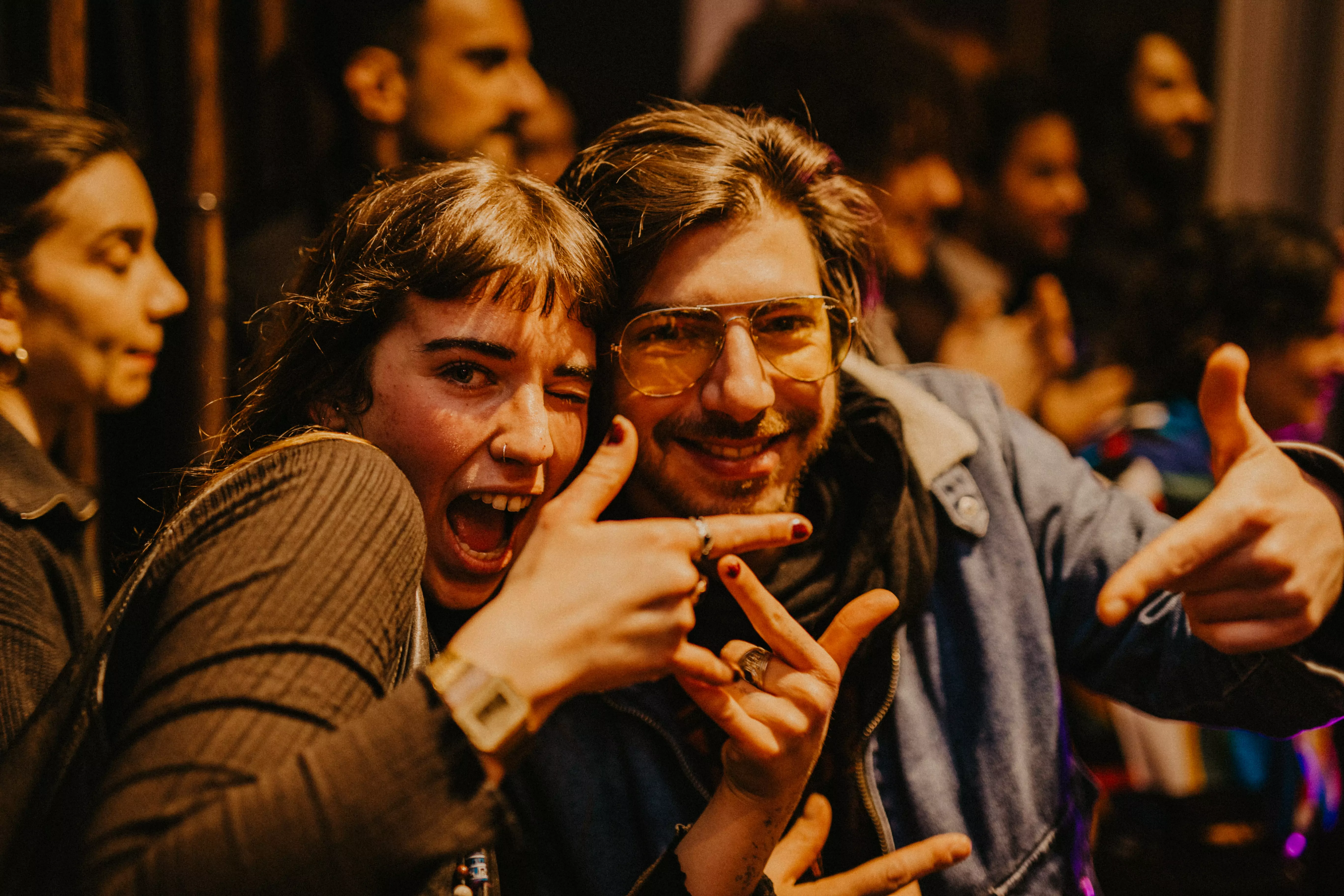 Leute haben Spaß DNA Art Club Event - Stimmungsvolle Eventfotografie in Berlin: Gäste genießen DNA Art Club Event.