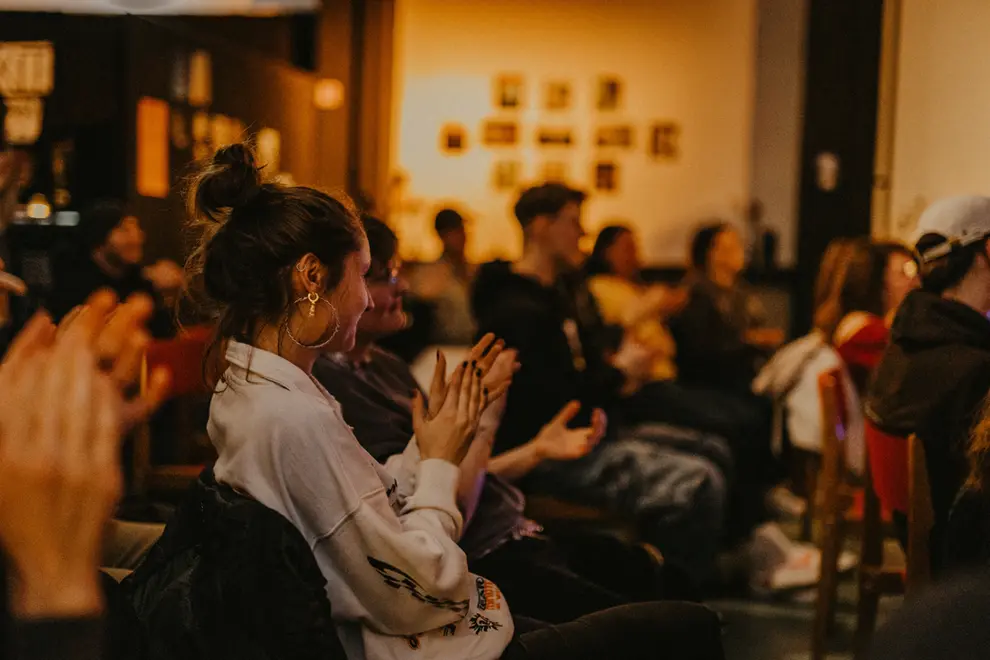 event-reportage-foto vom klatschenden publikum bei abendveranstaltung