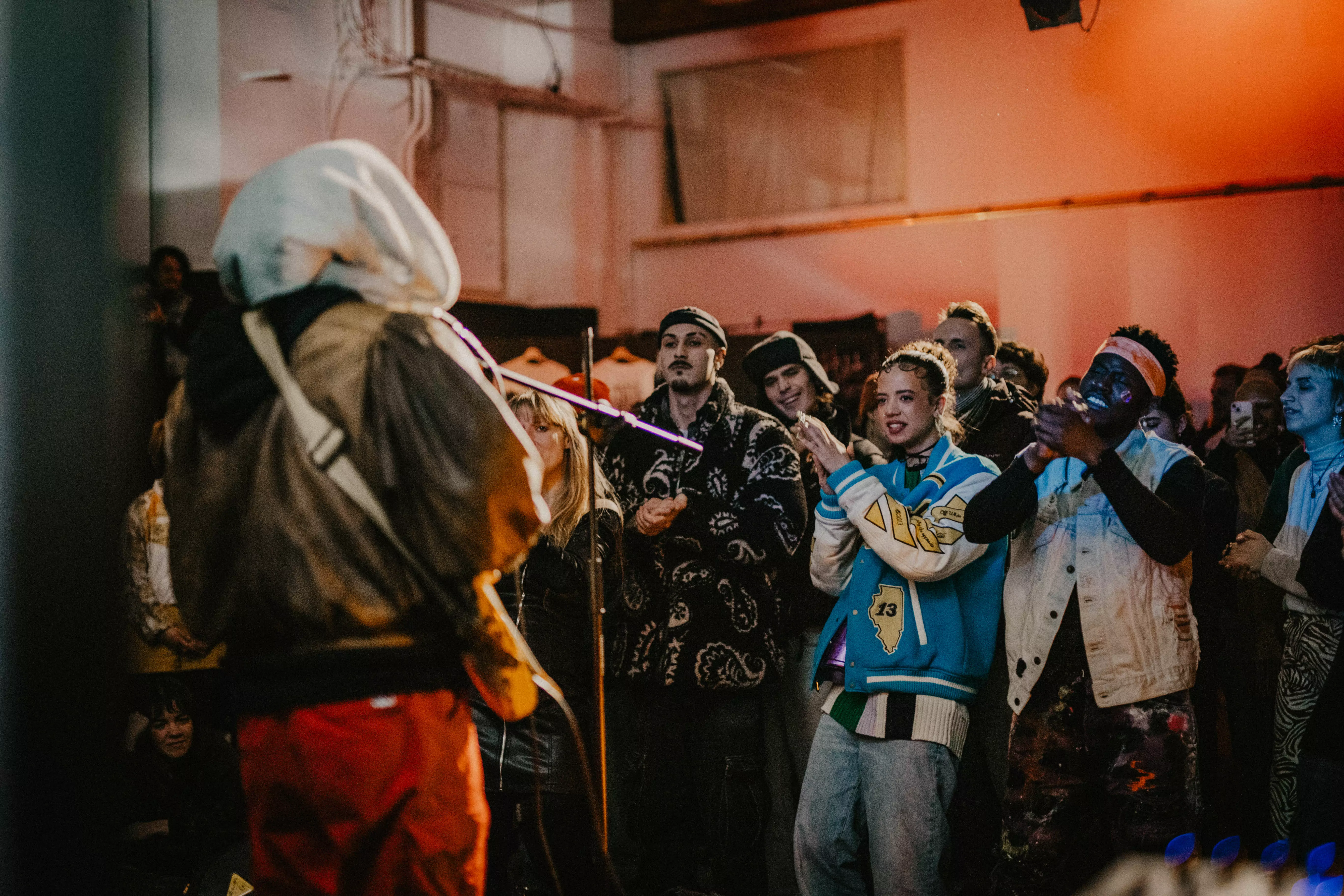 Glückliches Publikum feiert Musikerauftritt Bühnenperformance Berlin - Lebendige Eventfotografie in Berlin: Glückliches Publikum feiert DNA Art Club Bühnenperformance.