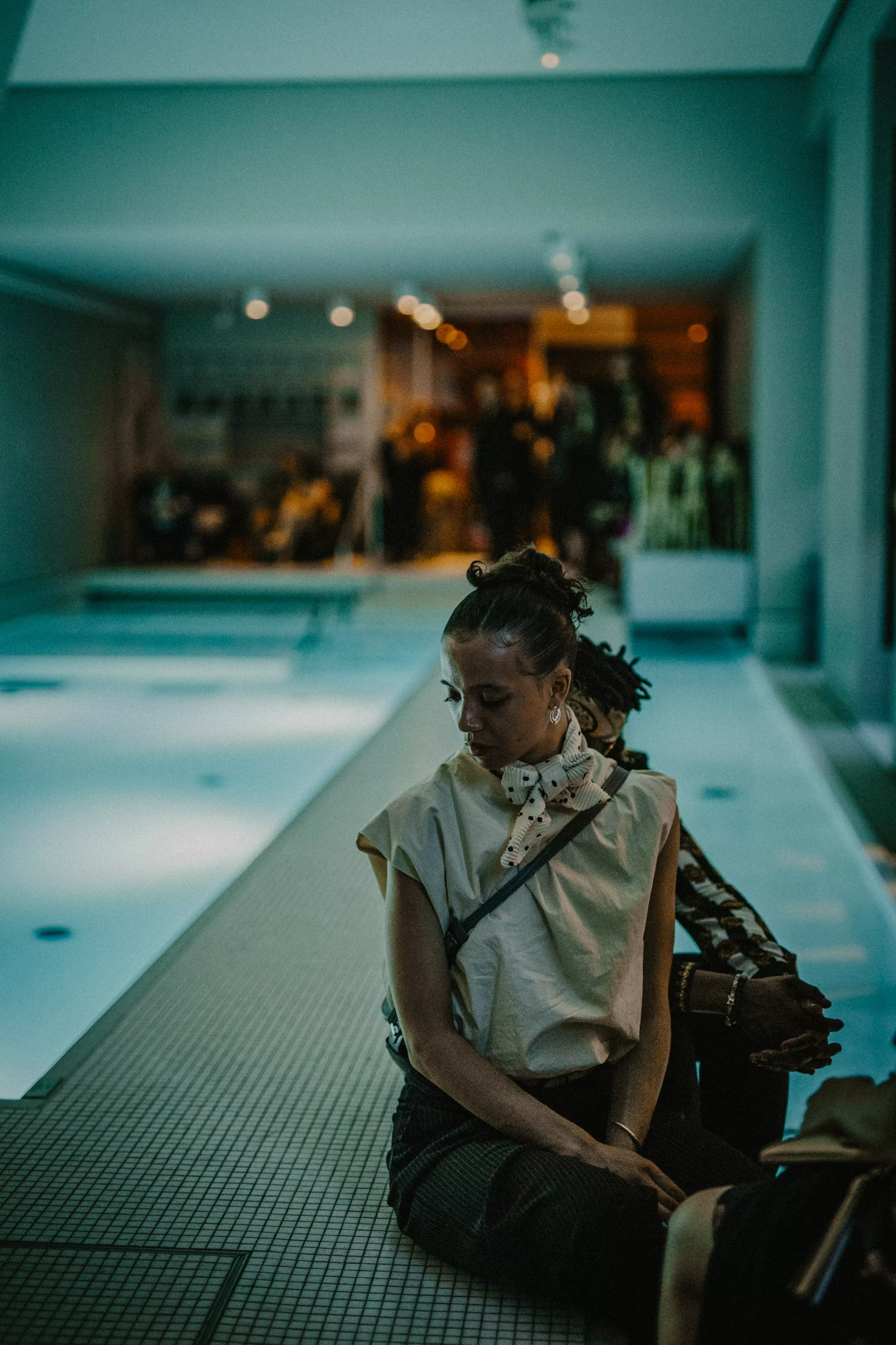 SO Berlin Das Stue Event Frau sitzt am Pool Exclusive Art Show - Hotelfotografie Berlin: Frau am Pool während exklusiver Art Show im SO Berlin Das Stue.