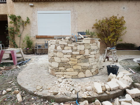 Rénovation d'un puit ancien avec pose en pierre sèche à Cabries