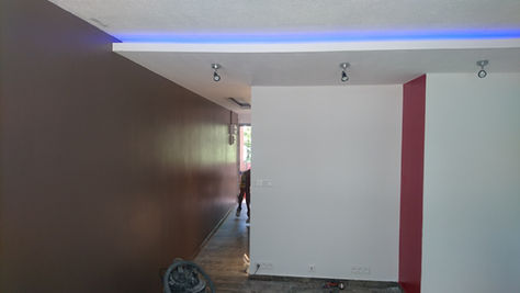 Zoom sur nos faux plafonds décoratifs en placoplatre sur-mesures avec jeux de lumières