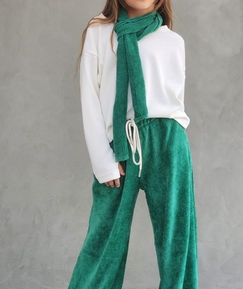 طقم قماش مخملي اخضر مع شال دافئ