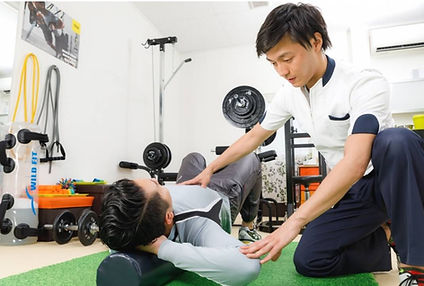 丸いクッションを使用した施術の様子