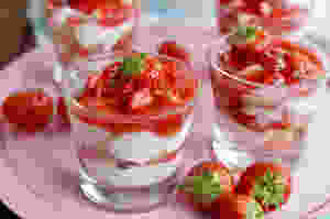 Erdbeer-Tiramisu im Glas mit Quark