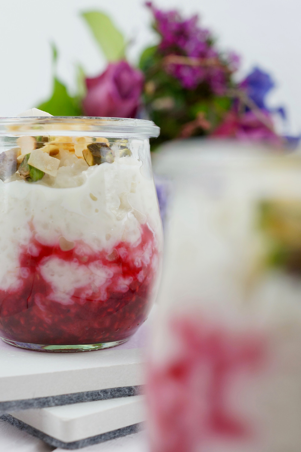 Kokos-Michreis mit Tonka-Himbeeren