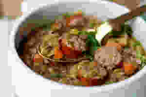 Linsensuppe mit Grünkohl und Mettwurst