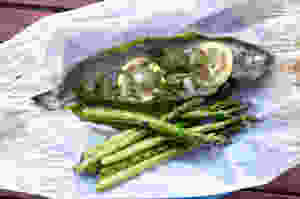 Forelle Fisch Grill grüner Sparger Low Carb Rezept Grill BBQ Elektrogrill