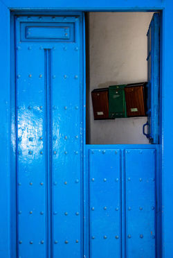PUERTA-ENTREABIERTA-CON-BUZONES
