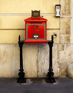BUZÓN-DE-CORREOS-ROJO