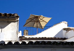 SOMBRILLA-EN-EL-ATICO