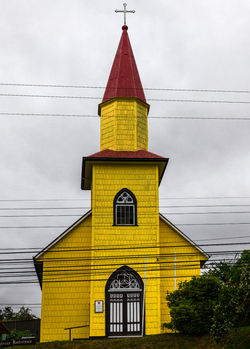 LA-IGLESIA-AMARILLA