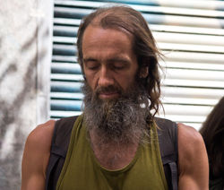 EL-HOMBRE-DE-LA-BARBA-Y-PELO-LARGO