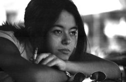 LA-CHICA-PENSANDO