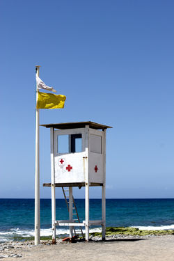 EL-PUESTO-DE-SOCORRO-EN-LA-PLAYA