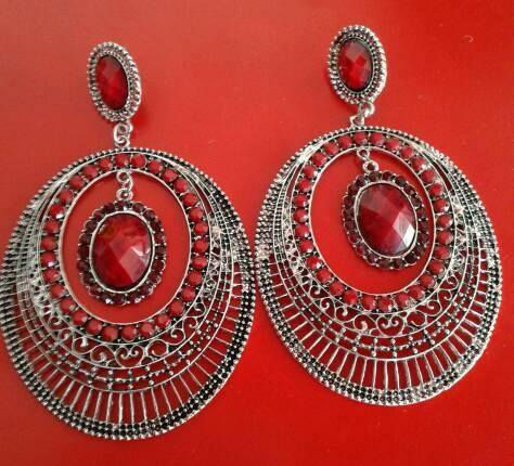 ARETES LARGOS CON PIEDRAS ROJAS