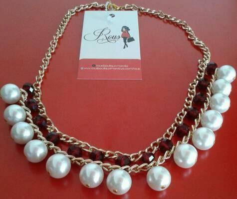 COLLAR CON PERLAS BLANCAS Y PIEDRAS ROJAS