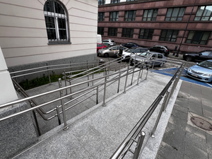 Balustrady na podjazdach dla niepełnosprawnych
