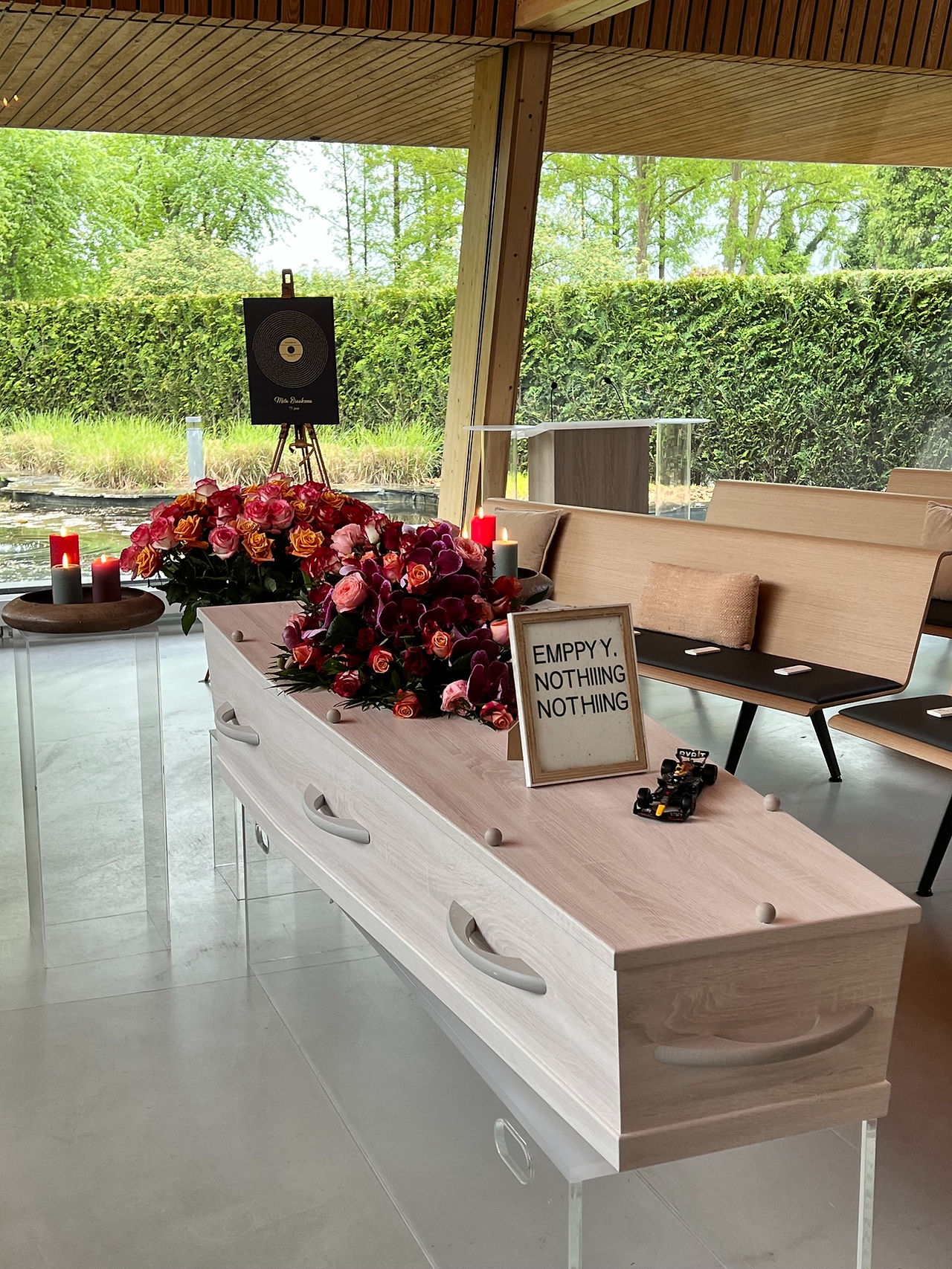 De opstelling 'omarming' in de aula van de vier Jaargetijden in Roosendaal met uitzicht op de vijver