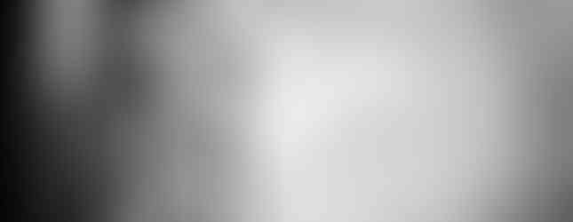 Op de kist ligt een rouwboeket van zijde bloemen, dit is herschikt tot een mooi herinneringsboeket.