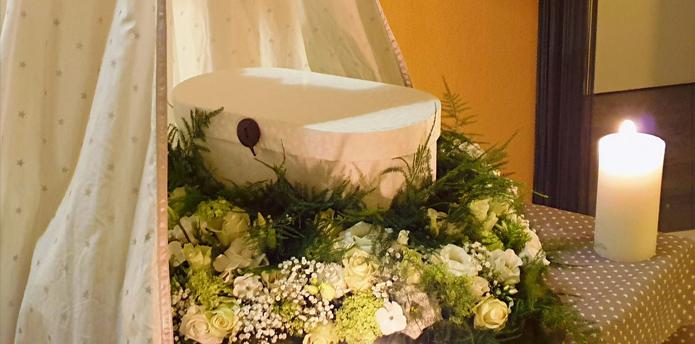 Na de wateropbaring is Silvano Valentino in dit mooie doosje gelegd, want aan de binnenkant mooi is opgemaakt met een matrasje en dekentje. Voor de ouders om ter herinnering te bewaren zit er van dezelfde stof een klein popje bij. het doosje is middenin het bloemenhart geplaatst.