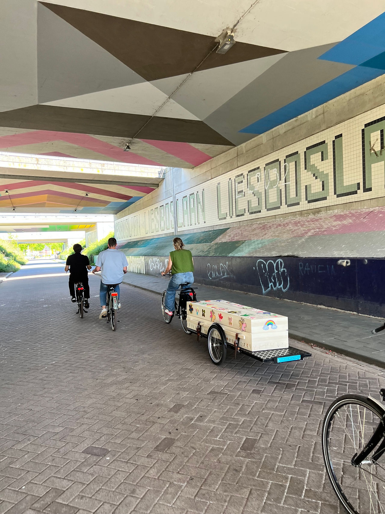 Met de uitvaartfiets van de Nispenhoeve in Prinsenbeek naar het crematorium Zuylen.