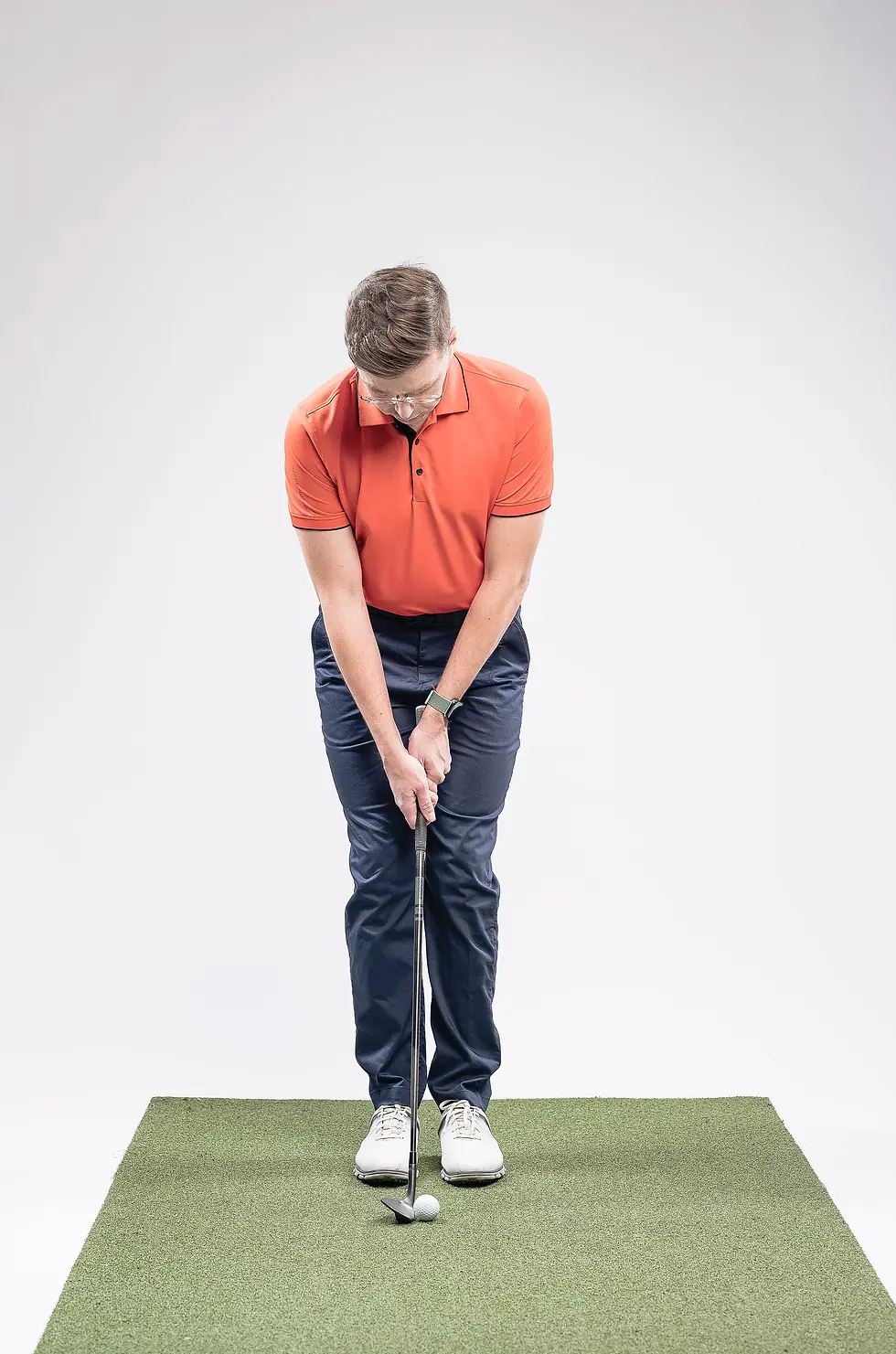 trener golfa prezentuje setup do uderzenia wedge