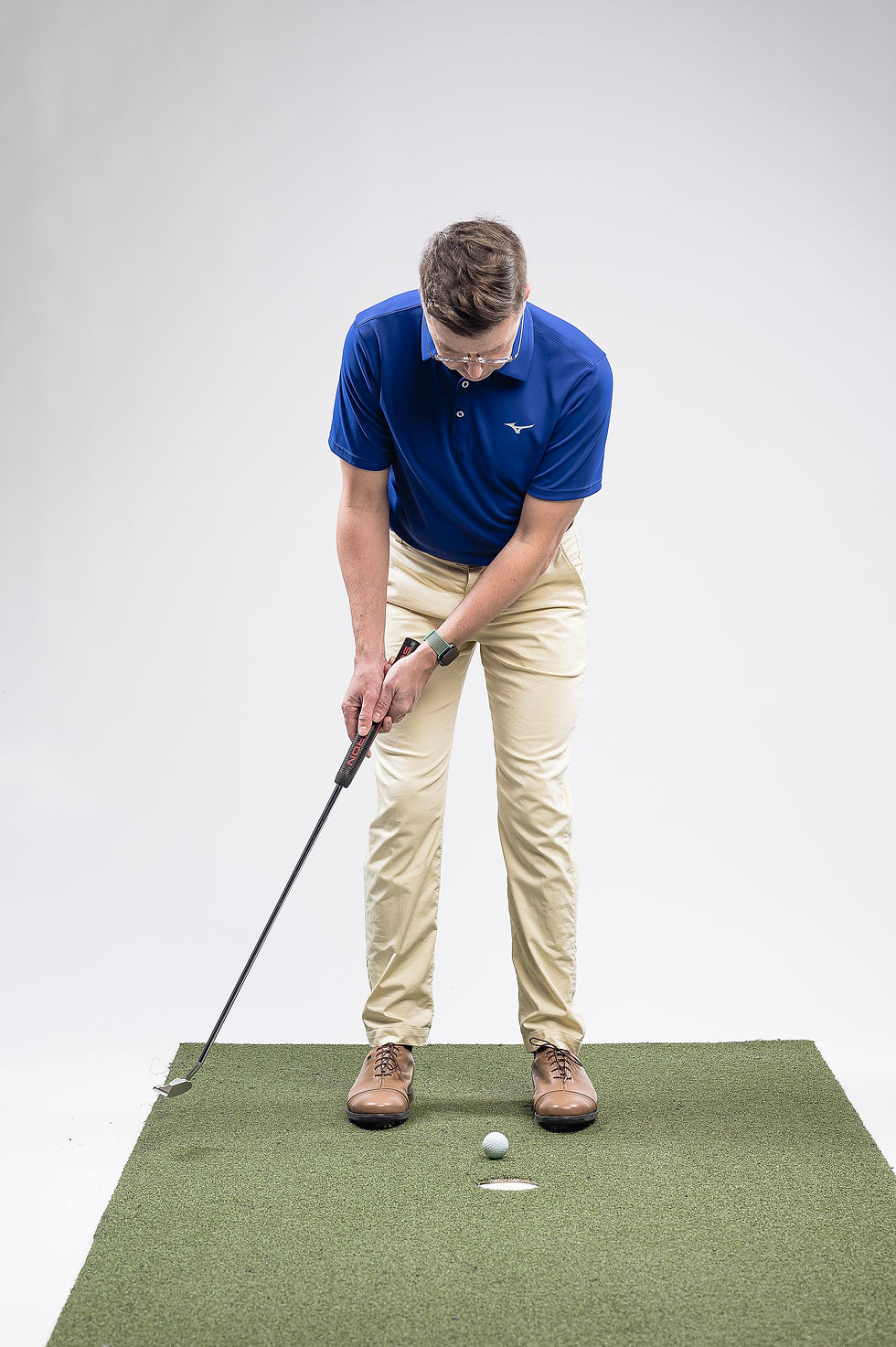 golfista wykonujący backswing putterem