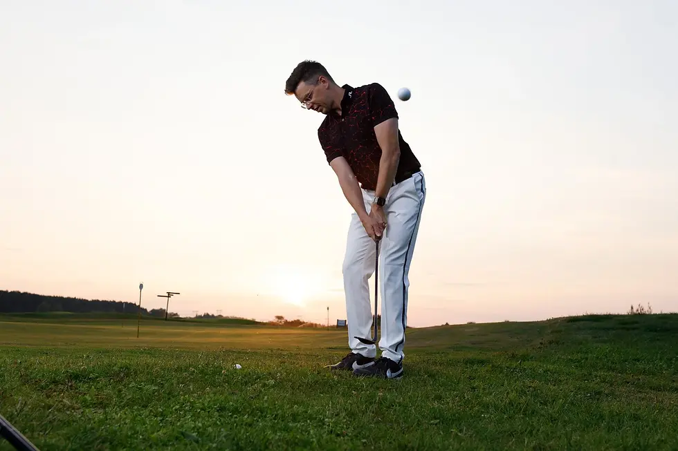 trener golfa uderza pitch z wysokiej trawy