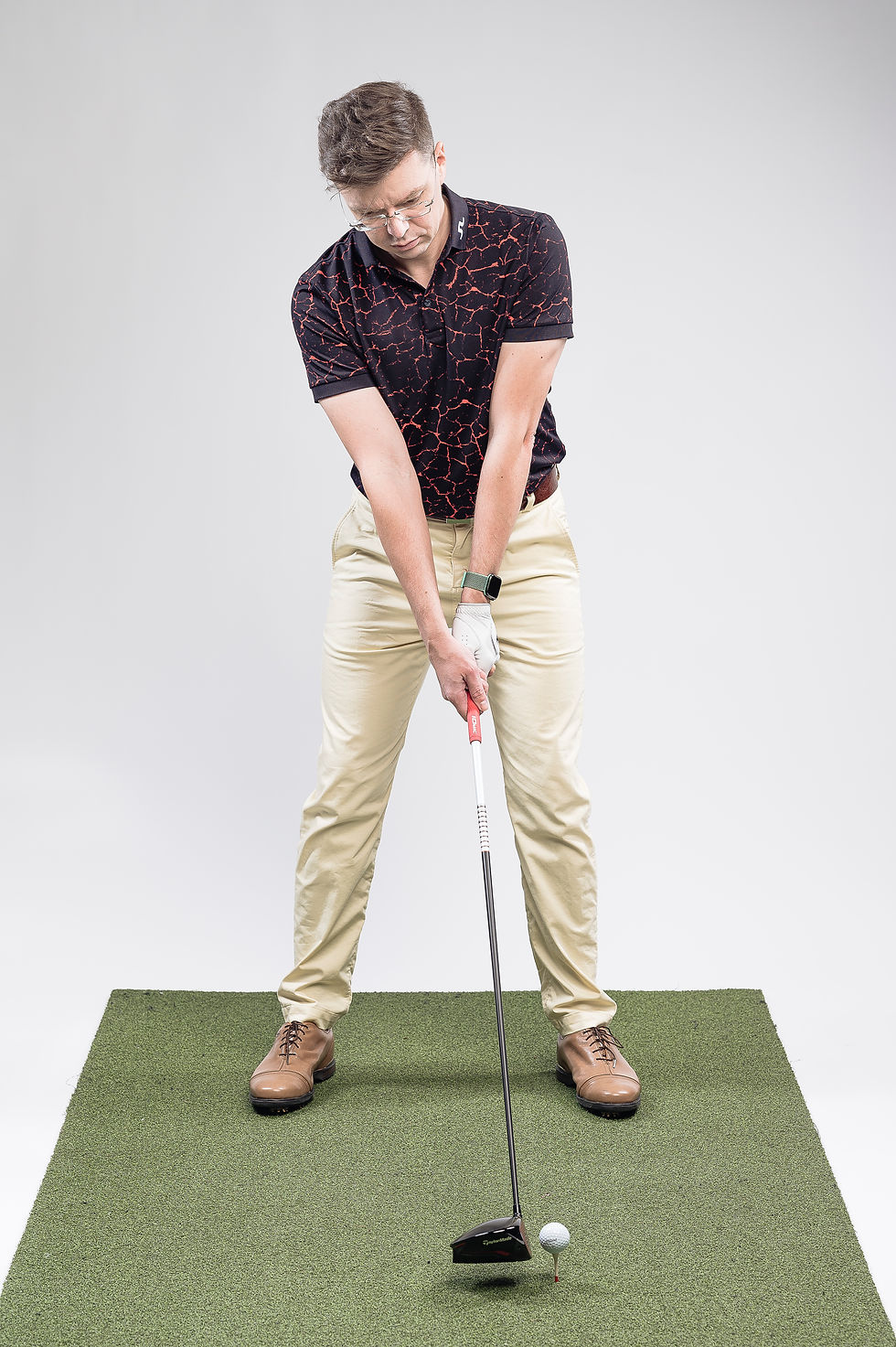 golfista ustawiony do gry driverem