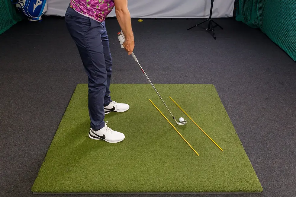 trener golfa demonstruje club path out-to-in