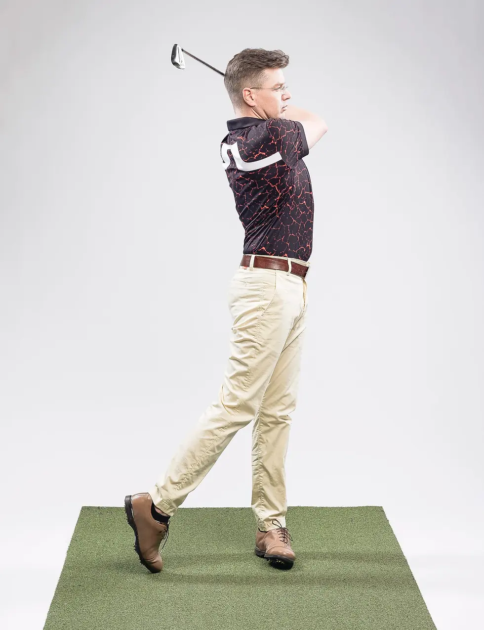 trener golfa pokazuje prawidłowe wykończenie po uderzeniu