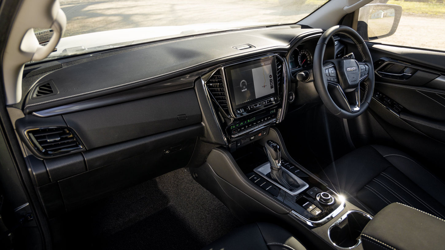 2022 Isuzu MU-X interior, front seats