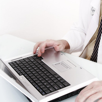 Dizüstü Bilgisayar Kullanan Doktor