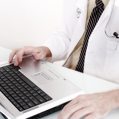 Medico con computer 