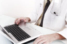 Medico con computer