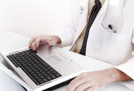 Doctor con computadora