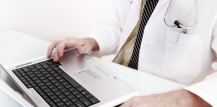 Medico con computer