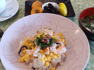 ちらし寿司と松茸のお吸い物